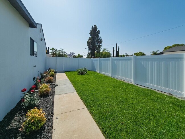 Building Photo - High-End Living Starts Here – Custom Finis...