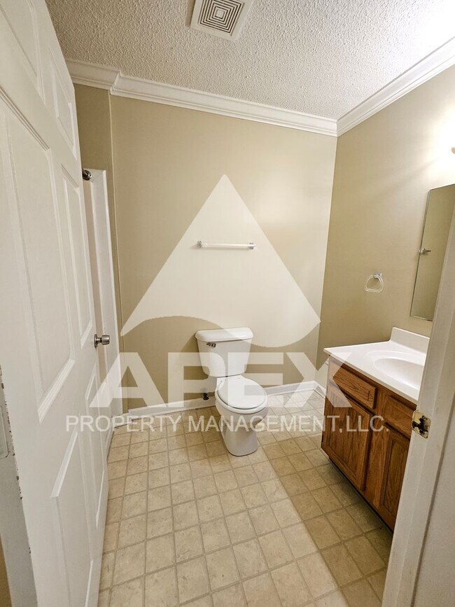 Building Photo - MOVE-IN SPECIAL!! NO RENT UNTIL APRIL! - 3 Bd | 2 Ba Top Floor Condo in West Knoxville!