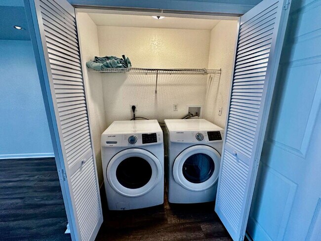Building Photo - Available Now! "Spacious 2-Bed, 2-Bath Con...