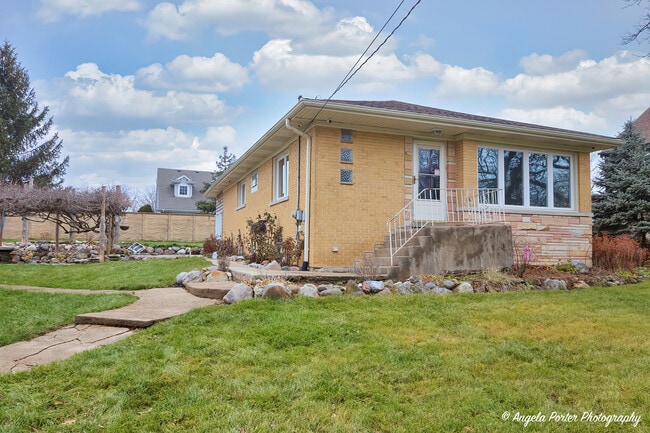 Building Photo - 40 Pine Tree Row