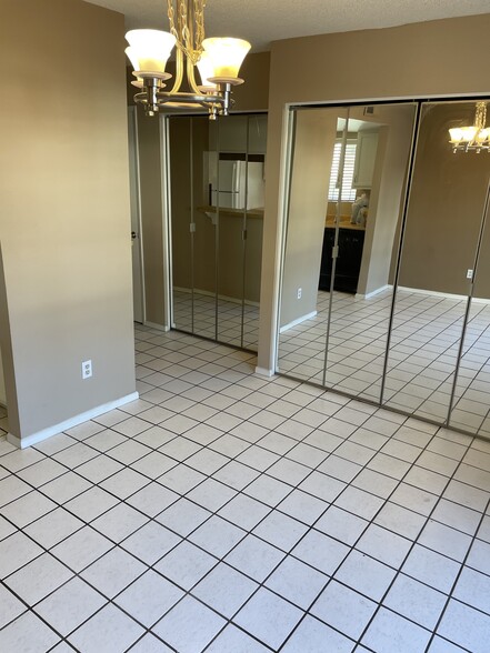 Building Photo - 850 S River Dr