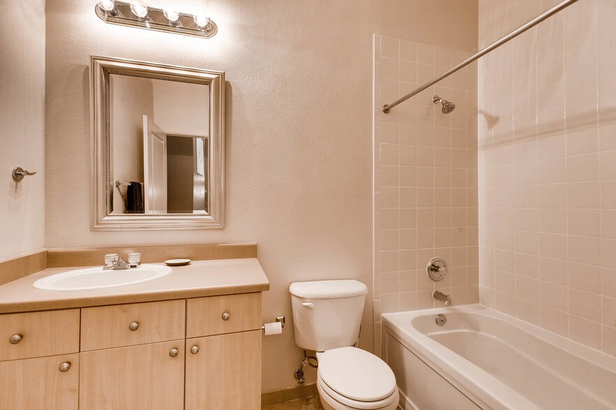 Building Photo - 5677 S Park Pl