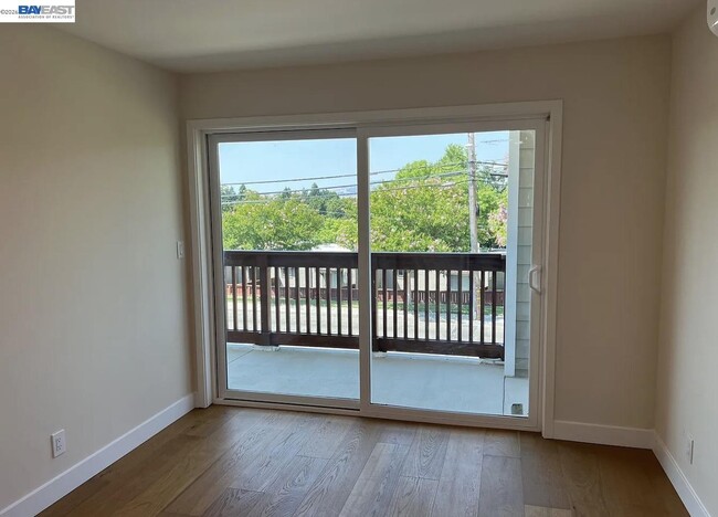 Building Photo - 3856 Vineyard Ave
