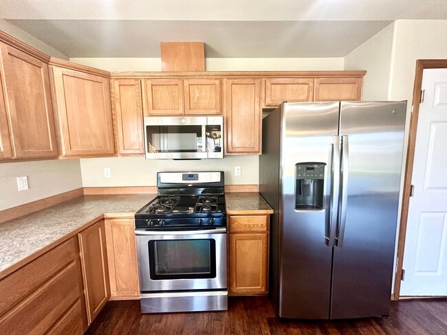 Building Photo - Spacious 3 Bedroom 2 Bathroom Home Now Available