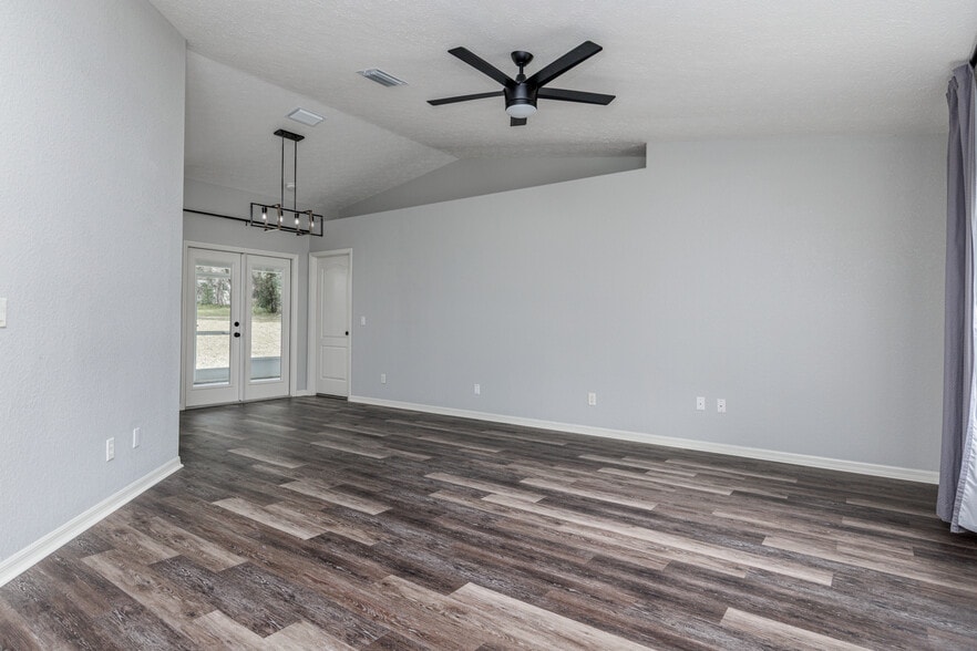 Building Photo - 320 N Fresno Ave