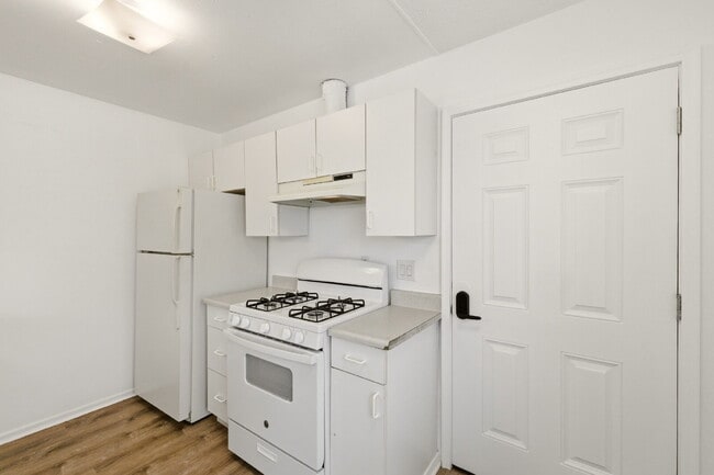 Building Photo - Beautiful Totally Remodeled Studio Home - Available Immediately!