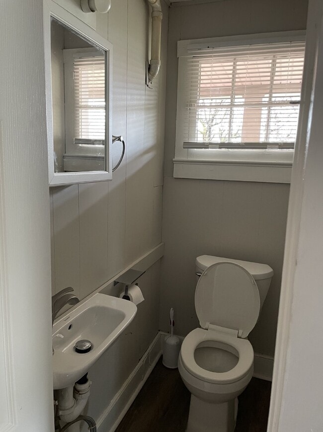 Building Photo - "Charming 3-Bed Home with 1.5 Baths in Fro...
