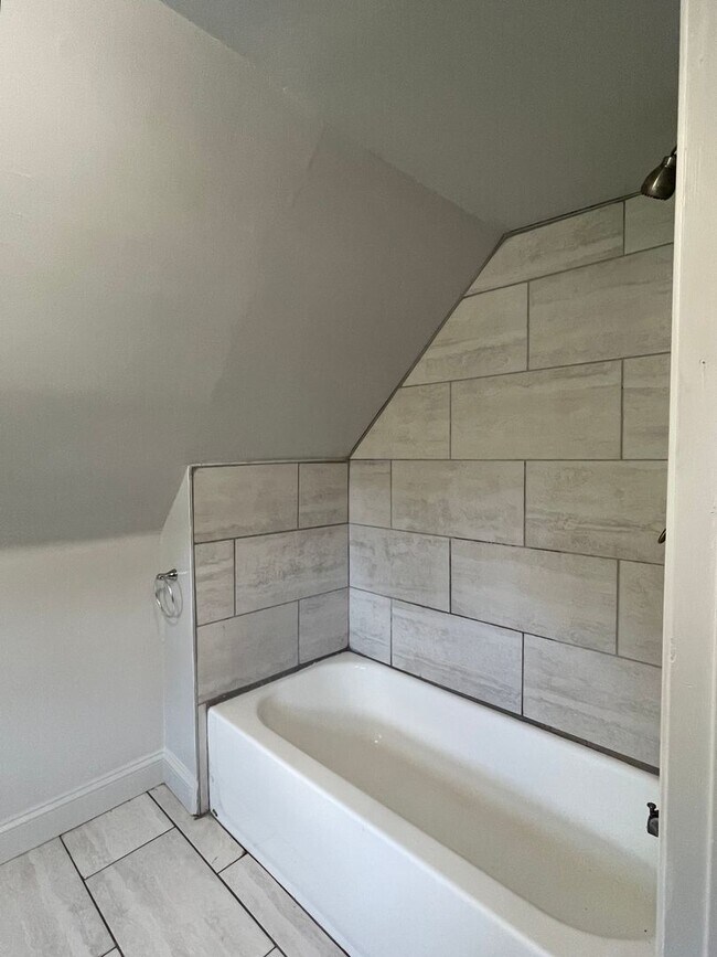 Building Photo - 1 Bed/1 Bath 3rd Floor Unit in Wilkinsburg