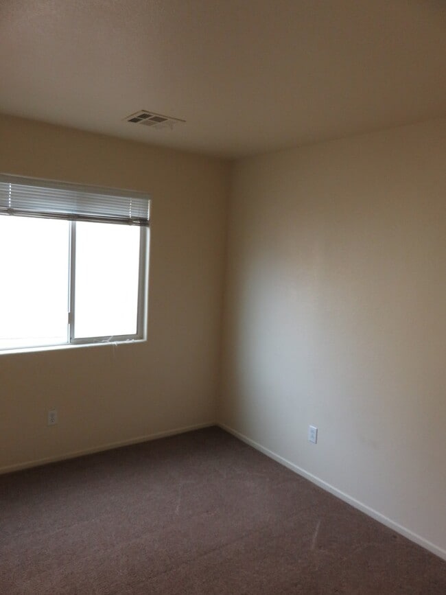 Building Photo - Huge family room with kitchen nicely tucked in the middle.