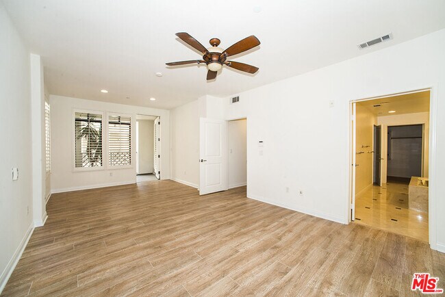 Building Photo - 5625 Crescent Park W