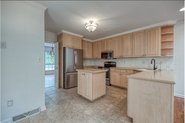 Building Photo - Fox Chapel Luxury Townhome, 4 Bedrooms, 3.5 Bathrooms, 3 Care Garage, Finished Basement.