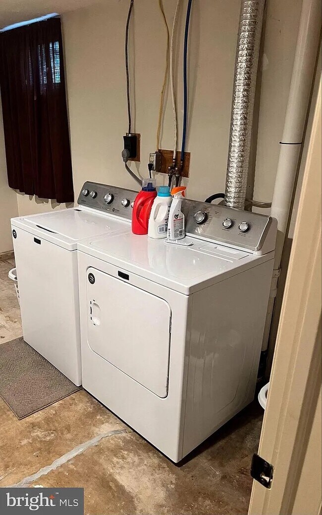 Building Photo - 754 Mechanic St