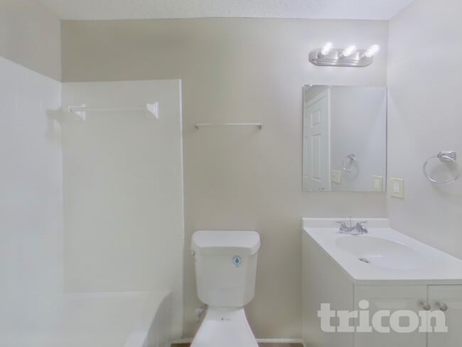 Building Photo - 201 Raintree Dr