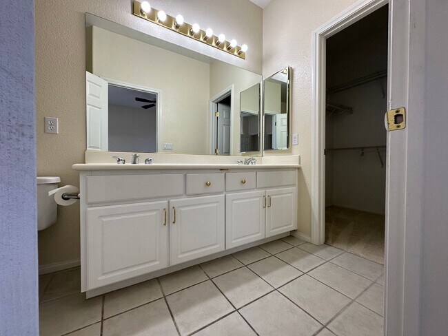 Building Photo - Royal Highlands Guard Gated Community!!