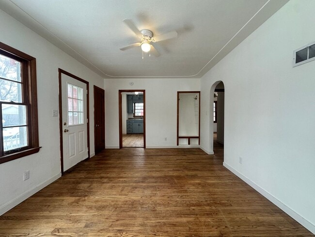 Building Photo - Two Bedroom One Bathroom Available in Battle Creek