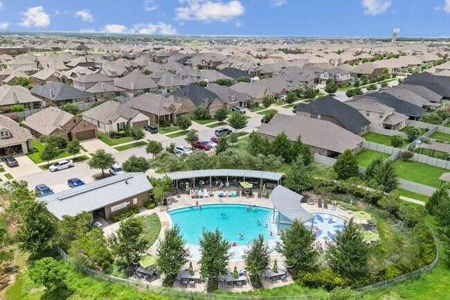 Building Photo - 913 Parkside Dr