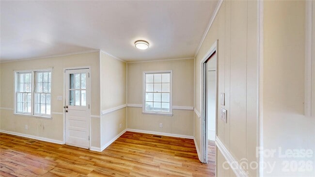 Building Photo - 6821 View Way Dr