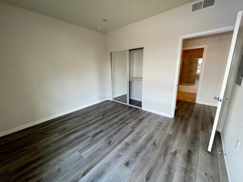 Building Photo - 5827 Carlton Way