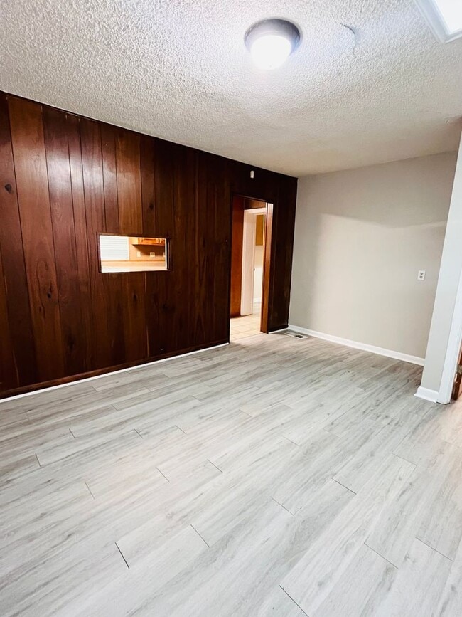 Building Photo - 3 Bed/2 Bath with one car garage home located in Jake Gaither Neighborhood!