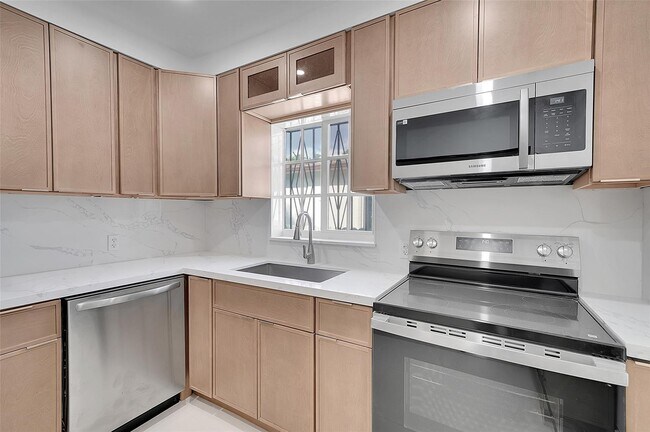 Building Photo - 330 SW 48th Ave