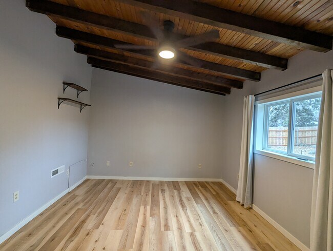 Building Photo - 455 NE Clay Ave