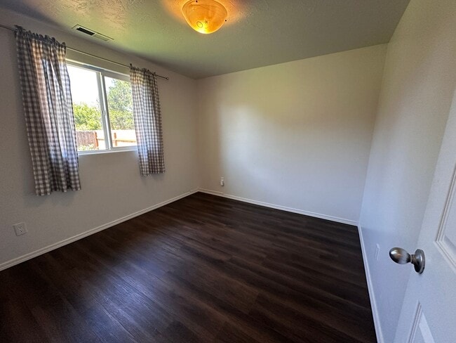 Building Photo - 3 Bedroom 2 Bath Single Family House