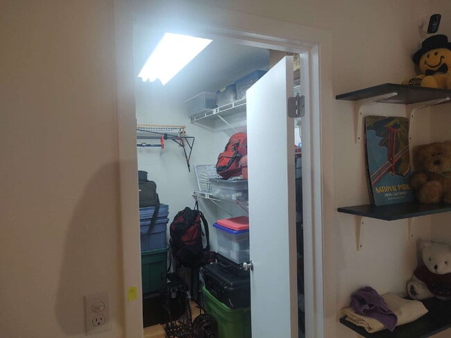 Building Photo - "$200 move in Special. Quite and Peaceful ...