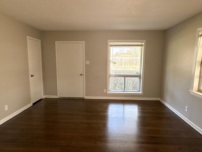 Building Photo - Updated 3 bedroom 1 Bath home - Open To Section 8