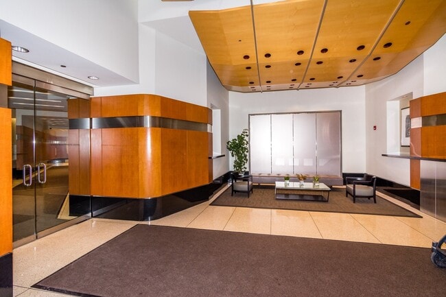 Building Photo - 512 N McClurg Ct