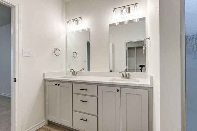 Building Photo - 2 Bedroom Townhome in Escondido - Frenship ISD