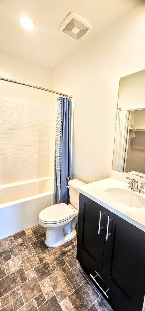 Building Photo - Gorgeous 4 Bedroom 4Bath Home With Solar a...
