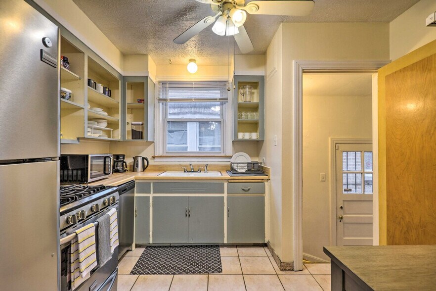 Building Photo - 10431 S Eberhart Ave