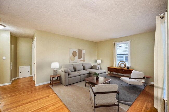 Building Photo - Charming 3-Bedroom Home with Finished Basement in Minneapolis!