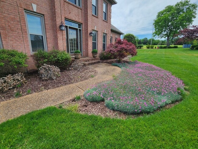 Building Photo - Gorgeous 4/3.5 with amazing back patio!