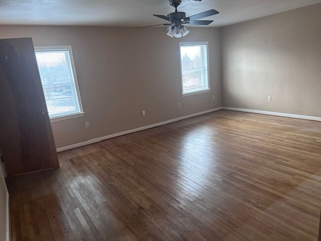 Building Photo - Spacious 2nd floor 3 Bedroom Apartment