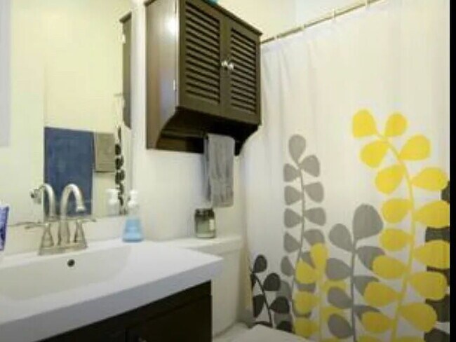 Building Photo - "Chic Urban Retreat: Spacious 1-Bedroom Apartment in the Heart of San Diego – 750 Sq Ft of Comfort!"