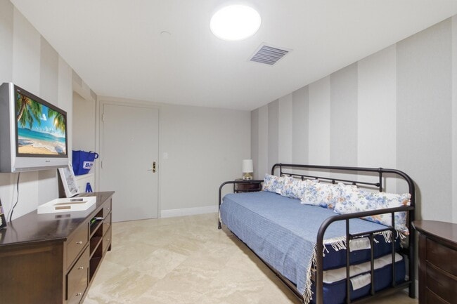 Building Photo - 9595 Collins Ave