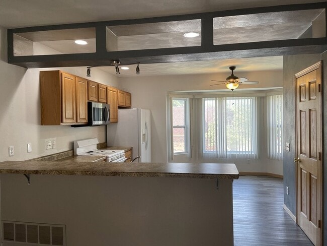 Building Photo - 6032 Park Ridge Rd