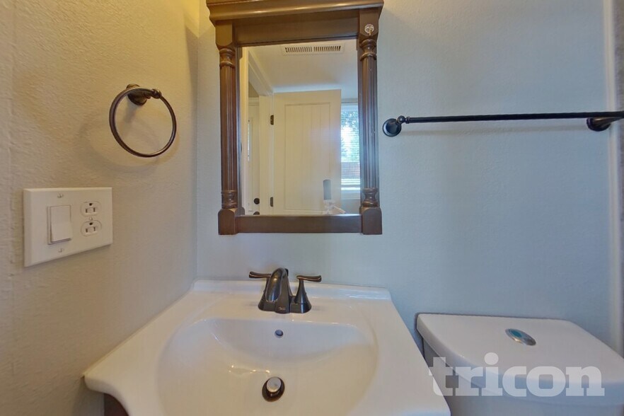 Building Photo - 4615 El Camino Dr