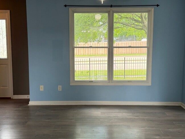 Building Photo - Beautiful townhouse in Normal, extremely convenient location