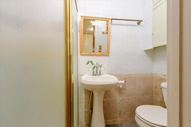 Building Photo - Fantastic 2-Bed, 2-Bath Townhouse with Pri...