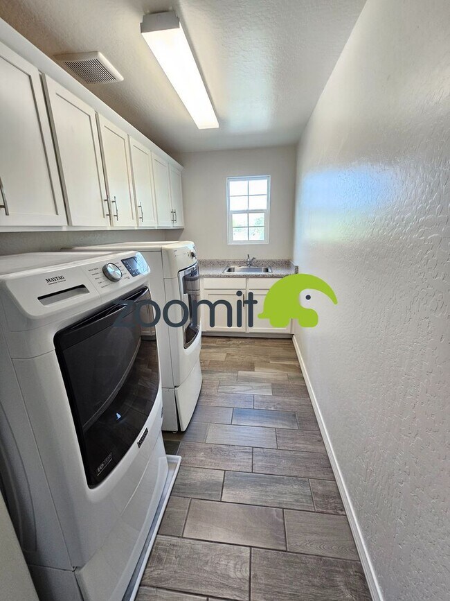 Building Photo - Wonderful 5 bedroom home **Coming Soon May 2026***