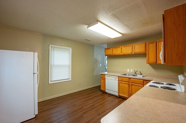 Building Photo - 2 Bedroom / 1.5 Bath Home in Carter Lake!