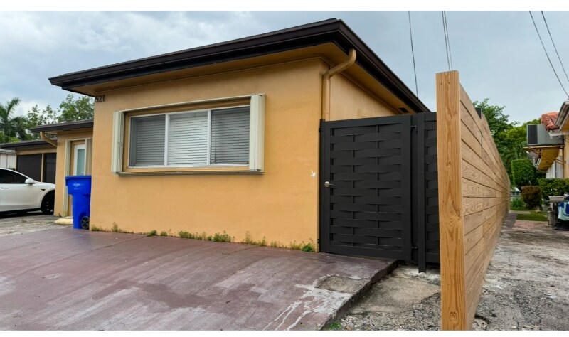 Building Photo - 519 S Rainbow Dr