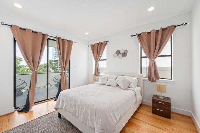 Building Photo - 2239 N MacGregor Way