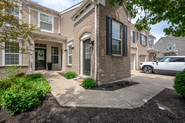 Building Photo - 323 Skyview Ct