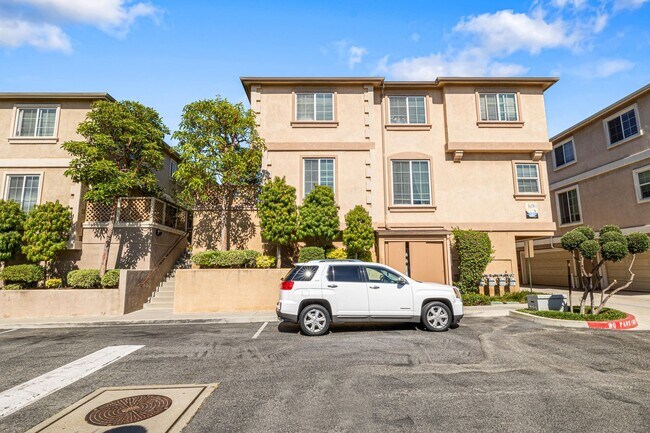 Building Photo - 3-Bedroom Townhome in Gated Bay Harbor – A...