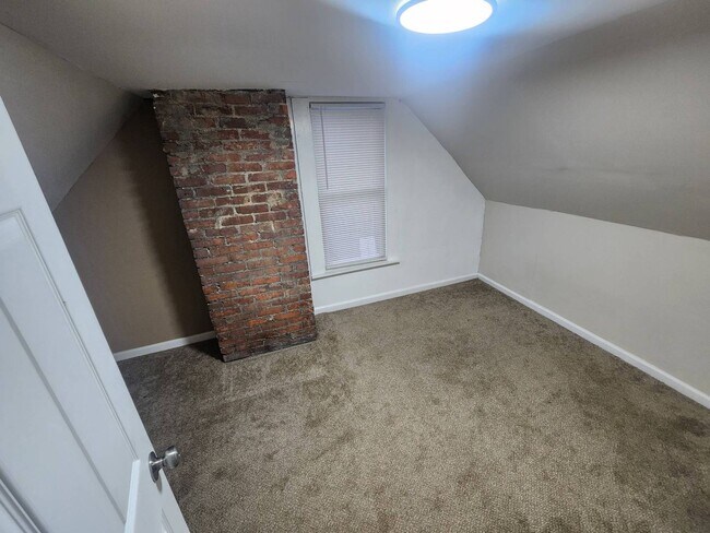 Building Photo - Charming 5-Bedroom Property in Prime Location (Section 8 vouchers Accepted)