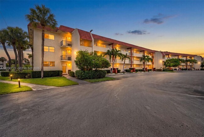 Building Photo - 681 S Hollybrook Dr