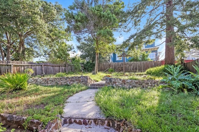 Building Photo - Available 2 Bedroom Home In Redwood Heights!